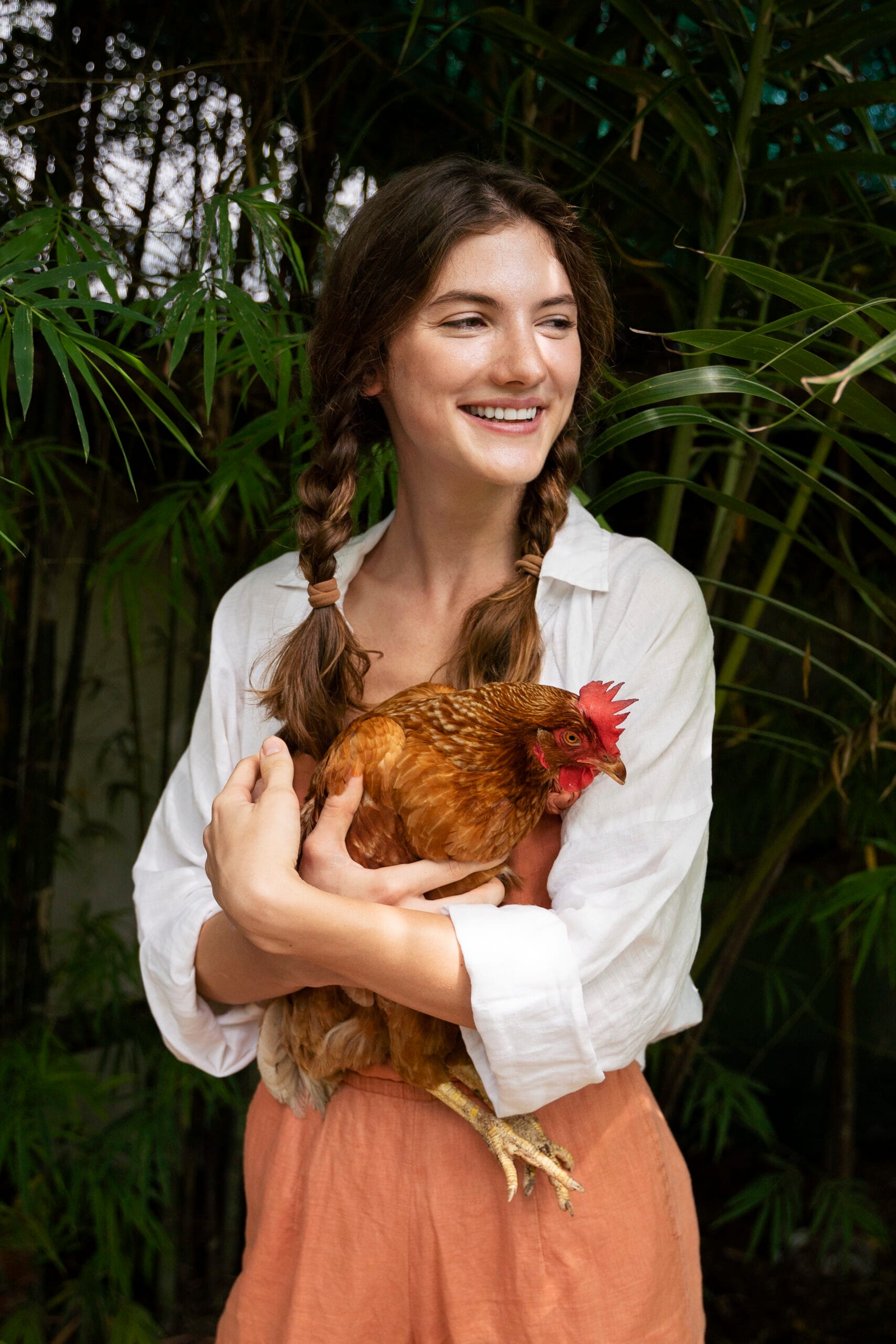 femme avec poule